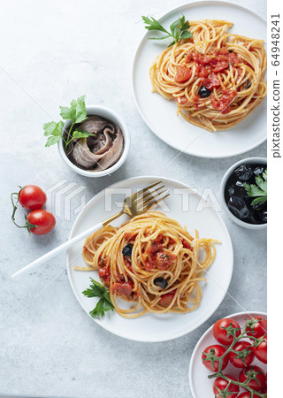 Traditional italian pasta puttanesca 64948241