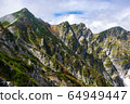 在北阿爾卑斯山的夏天，立山山脈和八方嶺正朝著無辜的被子Karamatsudake前進。 64949447