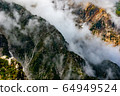 前往北阿爾卑斯山夏季山區的卡拉茂鬆的八寶嶺。雲間見過的雙木之龍 64949524