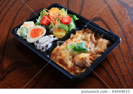 與父母和孩子一起煮午餐 64949633