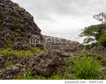 Okinawa, a tropical paradise reminiscent of the Middle Ages 64951392