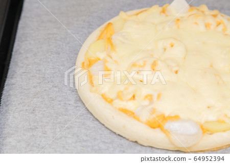 Handmade pizza (Mentai mochi cheese) 64952394