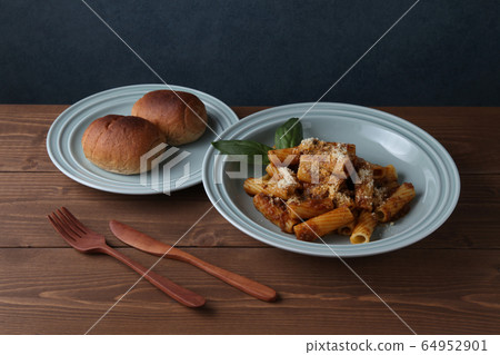 通心粉和麵包午餐桌 64952901