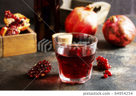 pomegranate juice 64954254