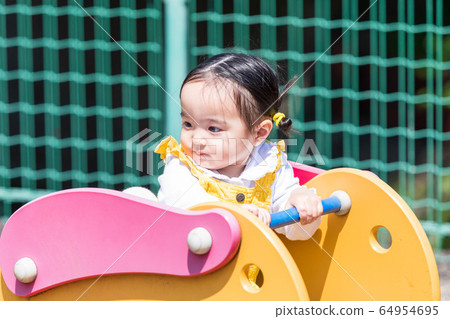 有孩子的家庭父母和孩子在公園玩耍 有孩子的家庭父母和孩子在公園玩耍 64954695