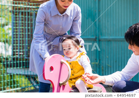 有孩子,可愛的女孩和父母的家庭在公園玩 有孩子,可愛的女孩和父母的家庭在公園玩 64954697