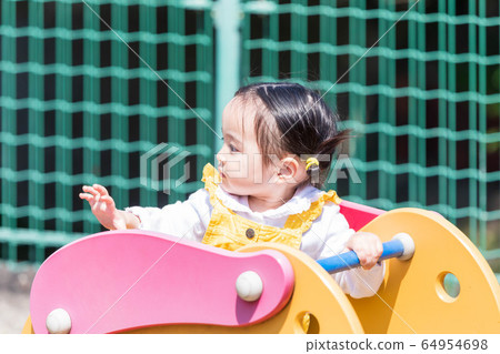 有孩子的家庭父母和孩子在公園玩耍 有孩子的家庭父母和孩子在公園玩耍 64954698