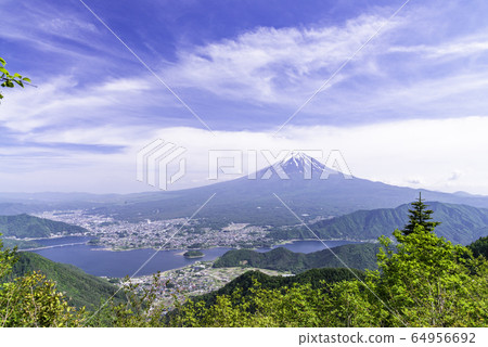 (山梨縣)新鮮的綠色神道通行證眺望富士山 (山梨縣)新鮮的綠色神道通行證眺望富士山 64956692