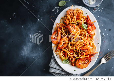Pasta spaghetti with tomato sauce and shrimps 64957915