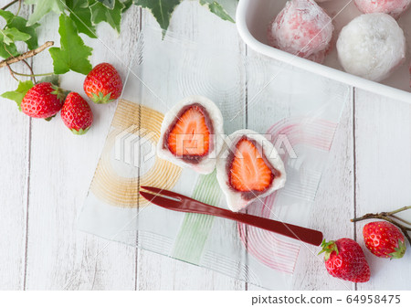 Strawberry Daifuku 64958475