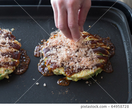Okonomiyaki meal 64958728