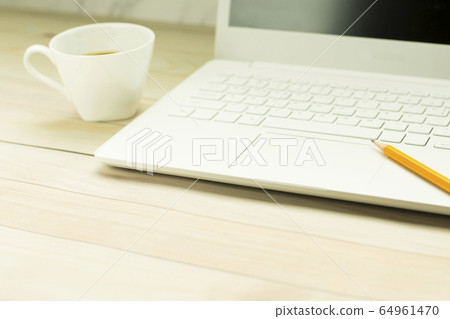 筆記本電腦和咖啡 筆記本電腦和咖啡 64961470