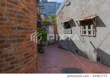 在錯綜複雜的村莊里蜿蜒狹窄的道路 64961775