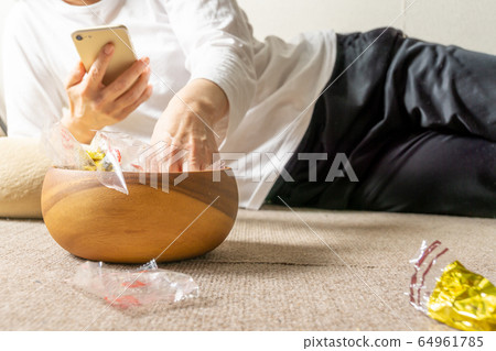 一個女人在巢裡吃糖果 64961785