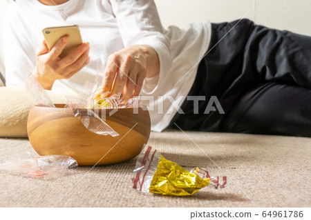 一個女人在巢裡吃糖果 64961786