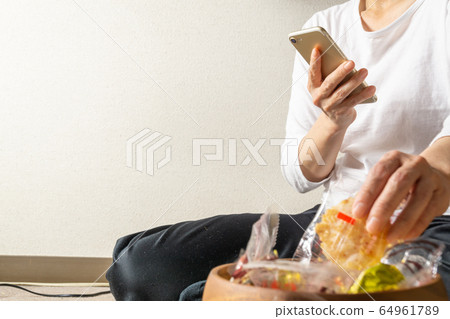 一個女人在巢裡吃糖果 64961789