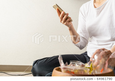 一個女人在巢裡吃糖果 64961790