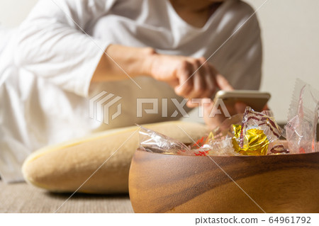 一個女人在巢裡吃糖果 64961792