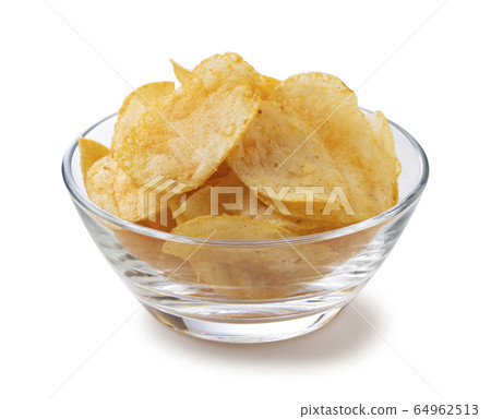 清湯薯片放在白色的背景 64962513