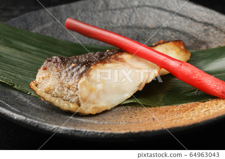 Grilled Nishikyo with silver cod 64963043