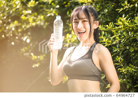 少婦鍛煉體育健康水刷新室外公園健身人材料 64964727