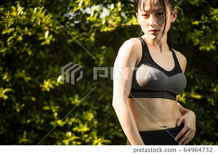 少婦運動運動健康戶外公園健身人素材 64964732