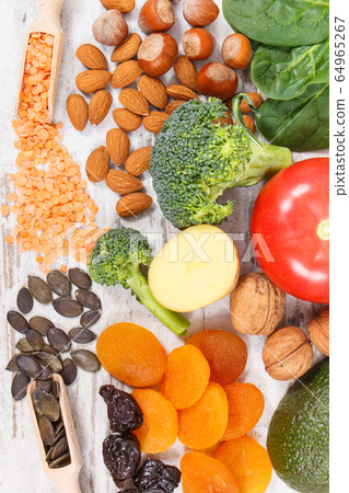 Fruits and vegetables containing vitamin K Fruits and vegetables containing vitamin K 64965267
