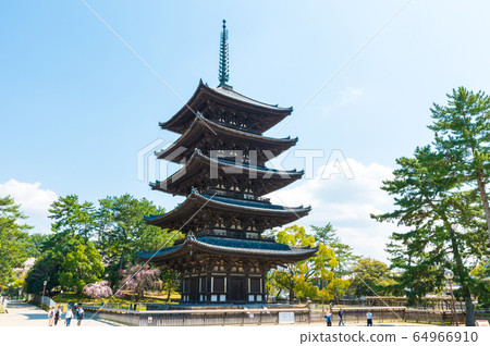 五福寺的五層寶塔(奈良縣奈良市) 五福寺的五層寶塔(奈良縣奈良市) 64966910