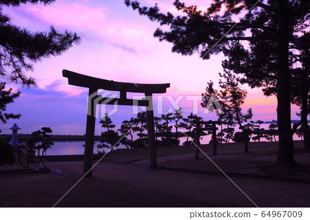 Uozumi Port seen over the torii gate of Akashi / Sumiyoshi Shrine, evening calm of scenic spot / Nishigaura 64967009