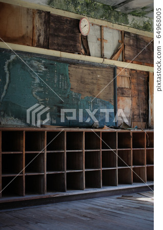 Decayed classroom 64968005