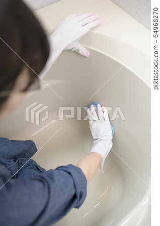 Cleaning the bath 64968270