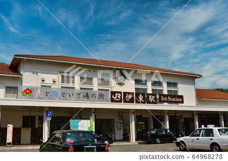 JR/Izukyu Line Taxi stand at Ito Station 64968278