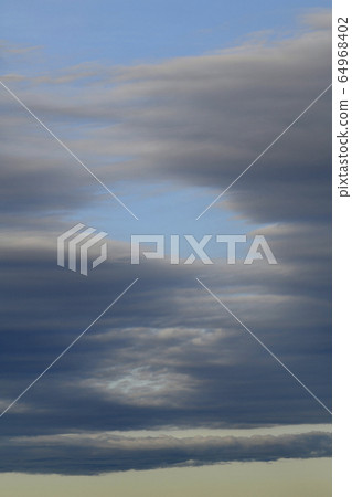 日本的Cloudscapes藍天和雲彩“烏雲背後的藍天（通往未來之門...）新肺炎” = 19日（第七次宣言宣布） 64968402
