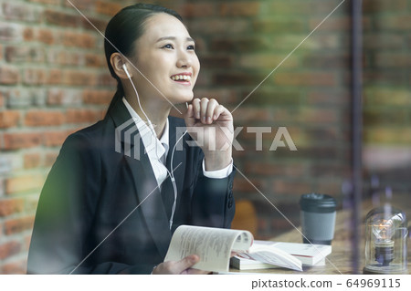 Freshmen women 64969115