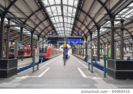 德國威斯巴登中央車站 64969416