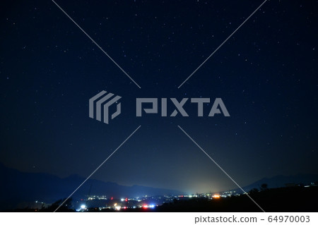 在北斗市明野町,您會看到一條很大的彈簧曲線,從北斗星延伸到屏幕的左側。 在北斗市明野町,您會看到一條很大的彈簧曲線,從北斗星延伸到屏幕的左側。 64970003