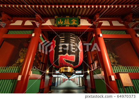 Great lantern of Kaminarimon, which was renewed after 7 years 64970373