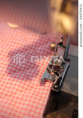 在縫紉機上縫製絎縫邊緣時 在縫紉機上縫製絎縫邊緣時 64970432