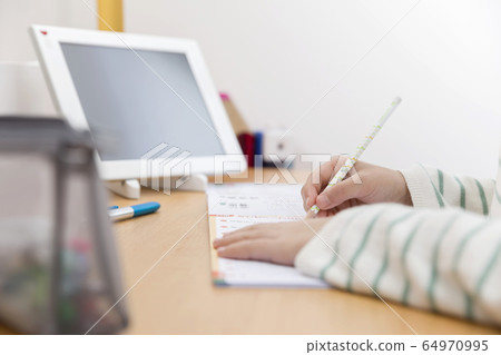 Elementary school students who do home study at the study desk 64970995