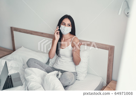 Attractive longhaired female person talking per telephone 64971008