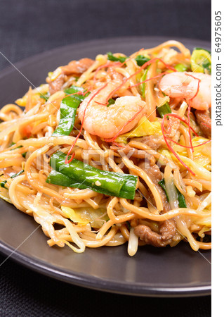 Delicious Shanghai fried noodles Delicious Shanghai fried noodles 64975605