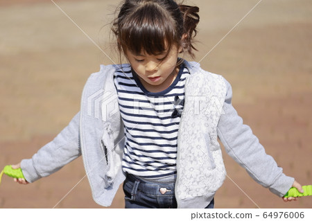 跳繩的嬰兒（5歲兒童） 64976006