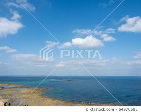 沖繩清新的海洋和千日三崎公園的景色,熱帶天堂 沖繩清新的海洋和千日三崎公園的景色,熱帶天堂 64976683