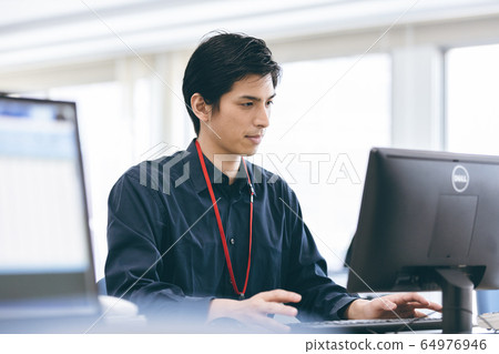 年輕的系統工程師 年輕的系統工程師 64976946