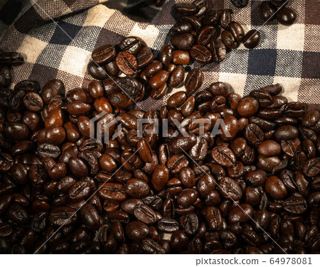 Coffee beans on brown linen fabric background.Roasted coffee beans texture, used as a background.Flat lay, top view, copy space. Coffee beans on brown linen fabric background.Roasted coffee beans texture, used as a background.Flat lay, top view, copy space. 64978081