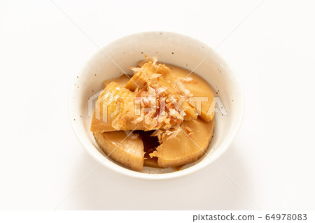筍(配菜)。 (白色背景) 筍(配菜)。 (白色背景) 64978083