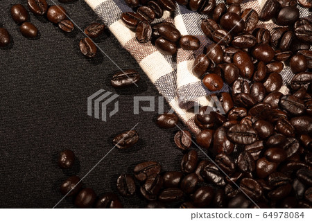 Coffee beans on brown linen fabric background.Roasted coffee beans texture, used as a background.Flat lay, top view, copy space. Coffee beans on brown linen fabric background.Roasted coffee beans texture, used as a background.Flat lay, top view, copy space. 64978084