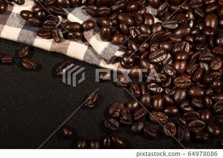 Coffee beans on brown linen fabric background.Roasted coffee beans texture, used as a background.Flat lay, top view, copy space. Coffee beans on brown linen fabric background.Roasted coffee beans texture, used as a background.Flat lay, top view, copy space. 64978086