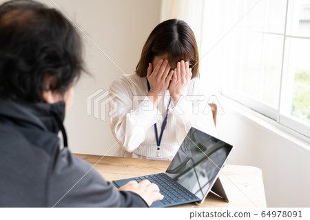 一個對叔叔生氣的女人 64978091