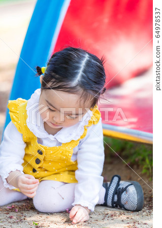 有孩子，媽媽和可愛的女孩的家庭在公園玩 64978537